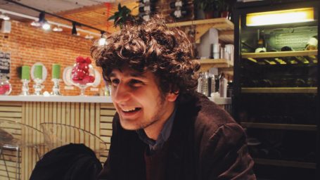 Кудрявый социолог борется за внимание