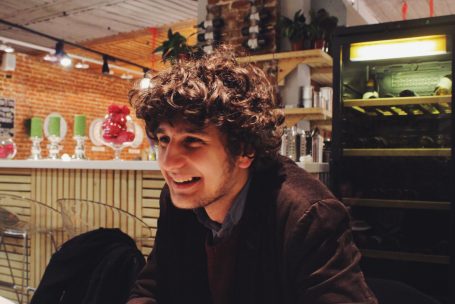 Кудрявый социолог борется за внимание