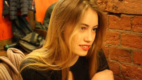 Девушка с блеском в глазах