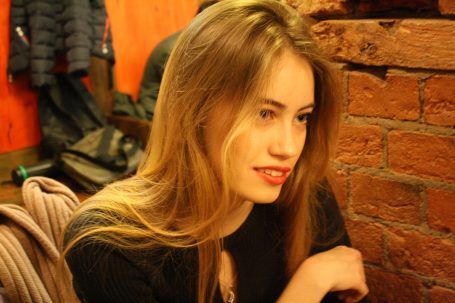 Девушка с блеском в глазах