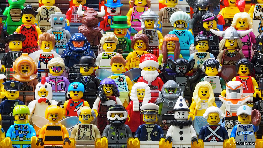 713Avenue_LegoMinifigures_Group01