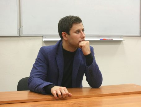 Студент право имеет