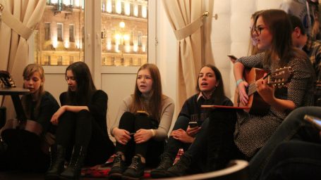 Заходи, споём