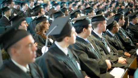 Прекрасное недалеко: Коммерция