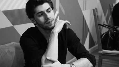 Краткое содержание: Роман Багаджиян