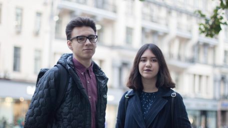 При перемене мест слагаемых