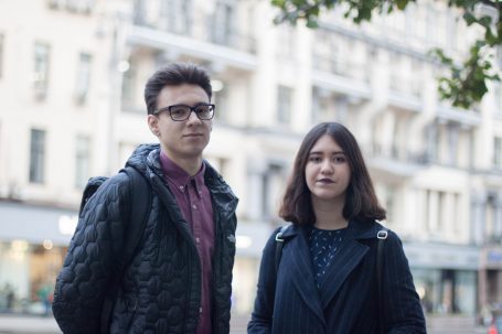 При перемене мест слагаемых