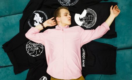 У меня свитшот «Curator»