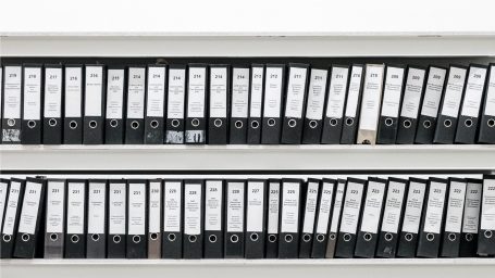 «Между нами железный занавес»