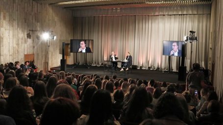 Как нам Chanel в мир моды дверь держали