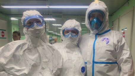 Человек в защитном костюме: рабочий день студента-медика в инфекционной больнице