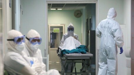 Лечить или учиться: практика студентов-медиков в коронавирусных больницах