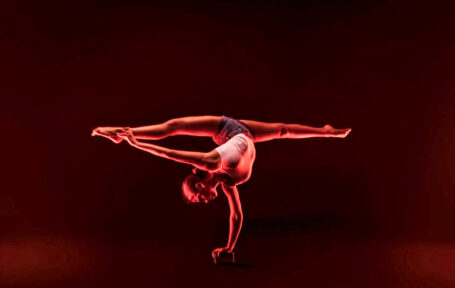 Жизнь без вышки: девушка на шаре