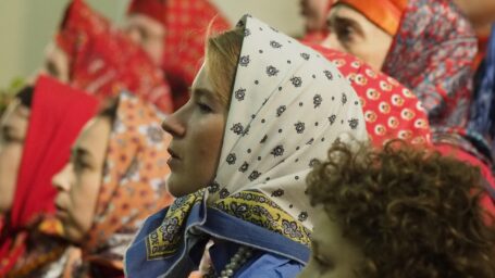 Студента СПБГУ выгнали из фольклорного ансамбля, потому что он гей