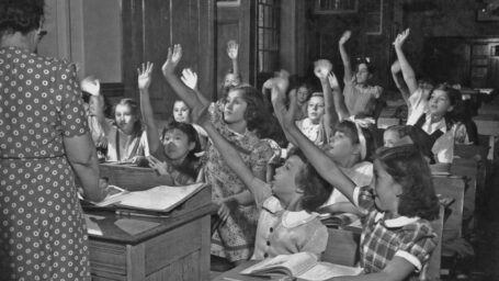 Политика открыто пришла в школу и сказала: «Я сейчас вам объясню, как правильно»