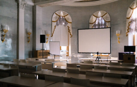 «Факультет свободных искусств, людей, мыслей»: фотопроект о студентках Смольного